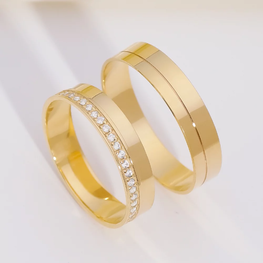 Aliança de Casamento Ouro 18k, Par de Alianças trabalhada 6mm cada  quadrada, com 1 Zircônia na dela - Fabrica De Alianças