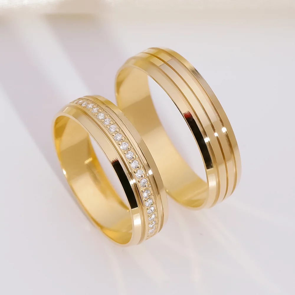 Aliança de Casamento Ouro 18k, Par de Alianças trabalhada 6mm cada  quadrada, com 1 Zircônia na dela - Fabrica De Alianças